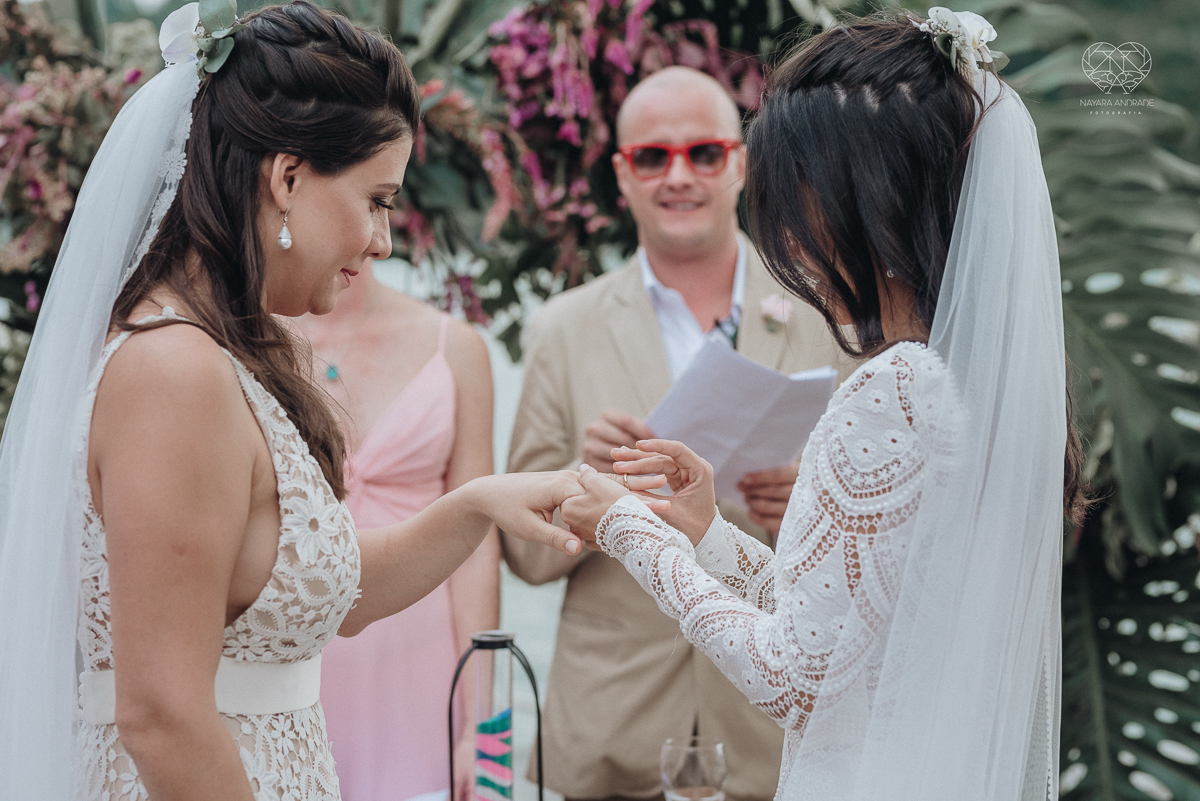 casamento feito em Paraty Rio de Janeiro pela fotografa premiada no brasil e no mundo nayara anrade fotografia casamento homoafetivo entre duas mulheres de vestido de noiva ao ar livre no fim de tarde casamento com noivas