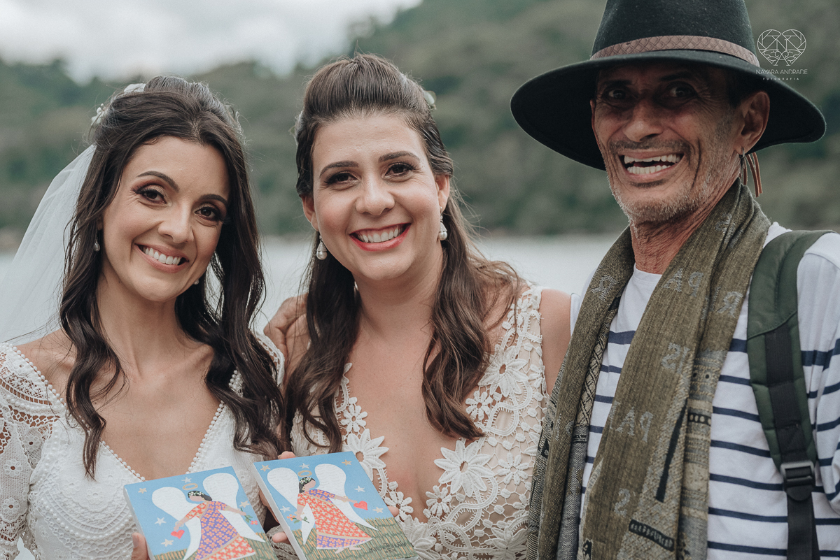 casamento feito em Paraty Rio de Janeiro pela fotografa premiada no brasil e no mundo nayara anrade fotografia casamento homoafetivo entre duas mulheres de vestido de noiva ao ar livre no fim de tarde casamento com noivas