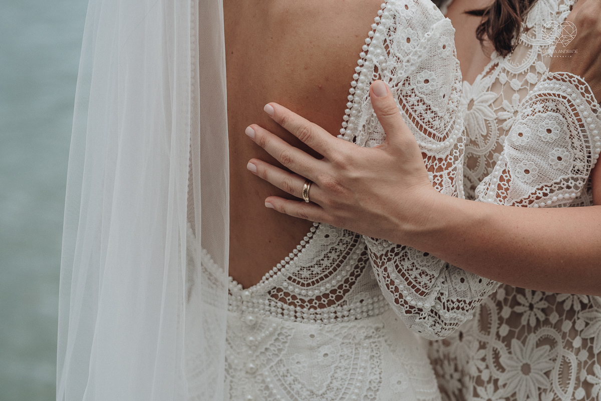 casamento feito em Paraty Rio de Janeiro pela fotografa premiada no brasil e no mundo nayara anrade fotografia casamento homoafetivo entre duas mulheres de vestido de noiva ao ar livre no fim de tarde casamento com noivas