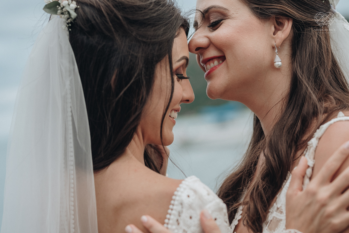 casamento feito em Paraty Rio de Janeiro pela fotografa premiada no brasil e no mundo nayara anrade fotografia casamento homoafetivo entre duas mulheres de vestido de noiva ao ar livre no fim de tarde casamento com noivas