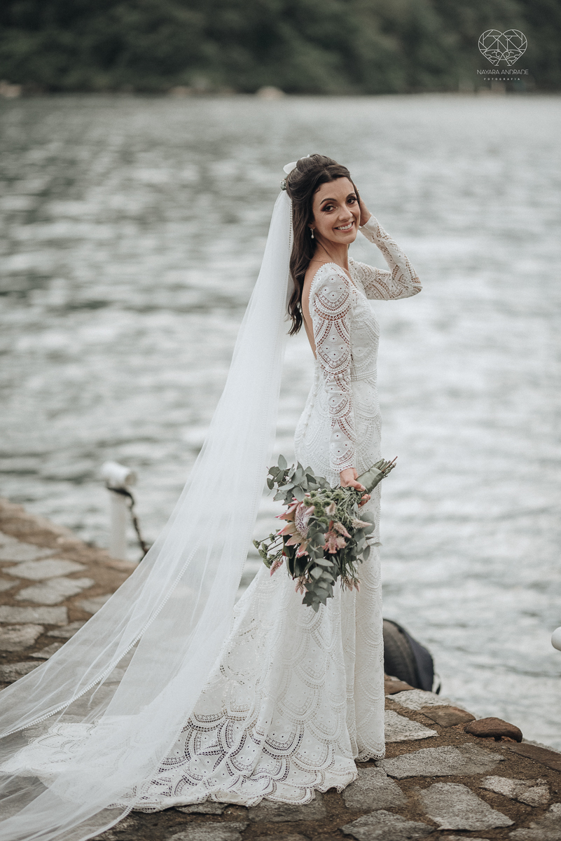 casamento feito em Paraty Rio de Janeiro pela fotografa premiada no brasil e no mundo nayara anrade fotografia casamento homoafetivo entre duas mulheres de vestido de noiva ao ar livre no fim de tarde casamento com noivas