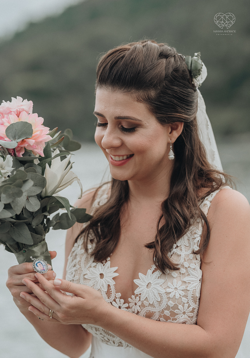 casamento feito em Paraty Rio de Janeiro pela fotografa premiada no brasil e no mundo nayara anrade fotografia casamento homoafetivo entre duas mulheres de vestido de noiva ao ar livre no fim de tarde casamento com noivas