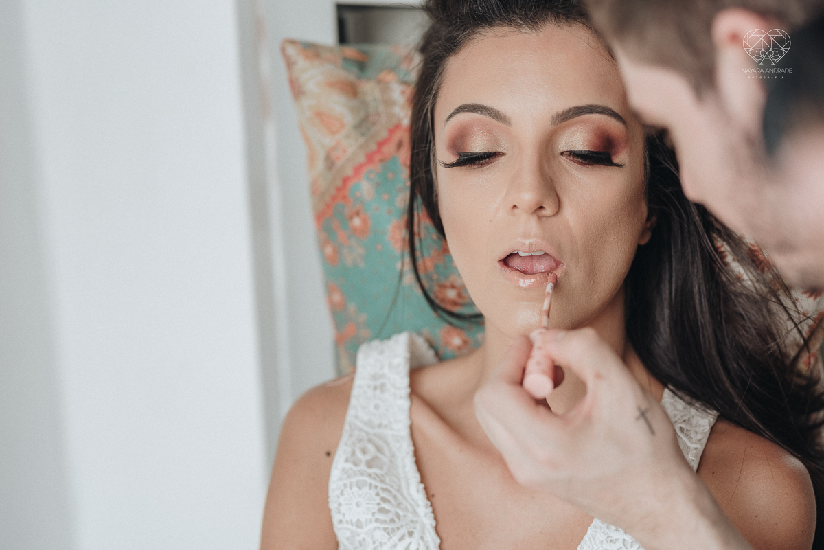 casamento feito em Paraty Rio de Janeiro pela fotografa premiada no brasil e no mundo nayara anrade fotografia casamento homoafetivo entre duas mulheres de vestido de noiva ao ar livre no fim de tarde