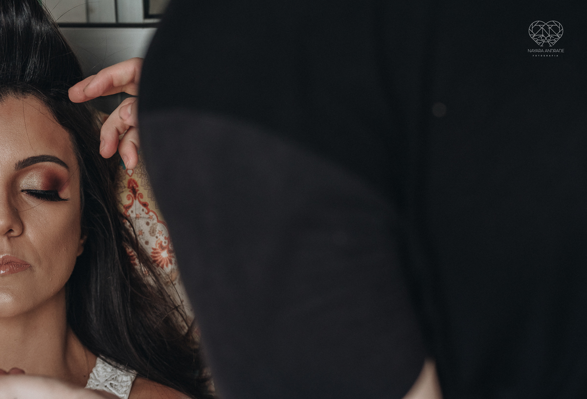 casamento feito em Paraty Rio de Janeiro pela fotografa premiada no brasil e no mundo nayara anrade fotografia casamento homoafetivo entre duas mulheres de vestido de noiva ao ar livre no fim de tarde