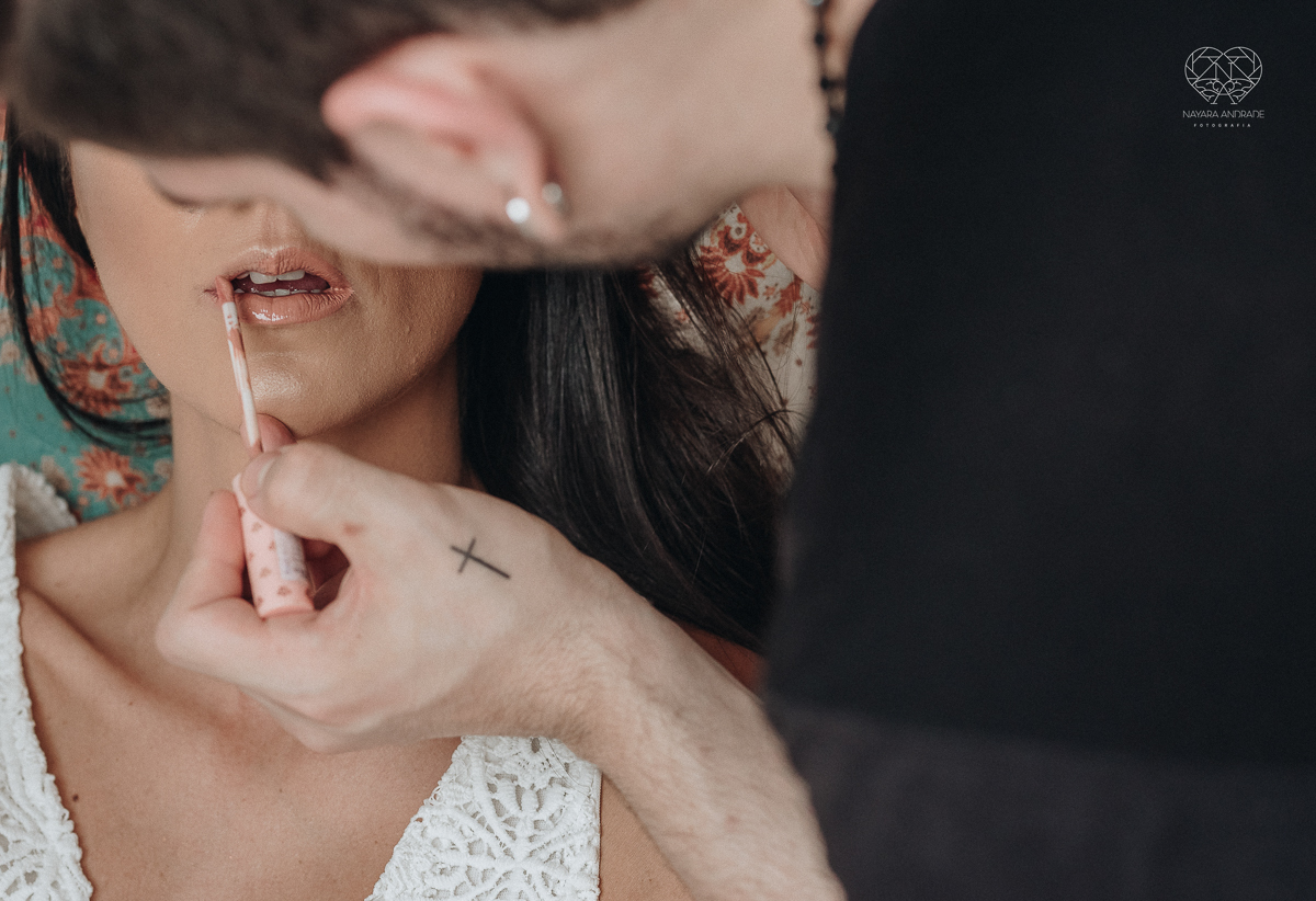 casamento feito em Paraty Rio de Janeiro pela fotografa premiada no brasil e no mundo nayara anrade fotografia casamento homoafetivo entre duas mulheres de vestido de noiva ao ar livre no fim de tarde