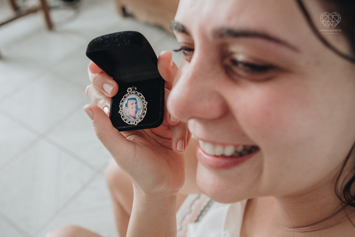 casamento feito em Paraty Rio de Janeiro pela fotografa premiada no brasil e no mundo nayara anrade fotografia casamento homoafetivo entre duas mulheres de vestido de noiva ao ar livre no fim de tarde casamento com noivas