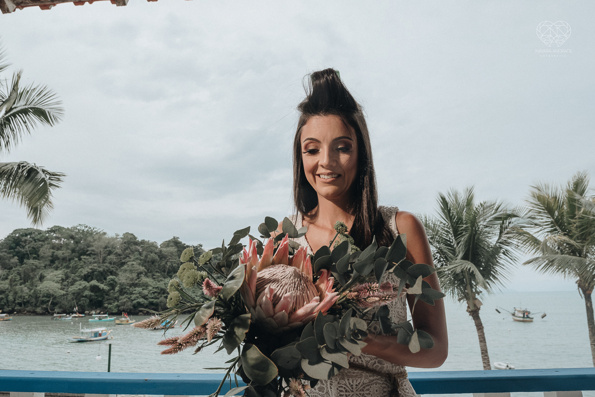 casamento feito em Paraty Rio de Janeiro pela fotografa premiada no brasil e no mundo nayara anrade fotografia casamento homoafetivo entre duas mulheres de vestido de noiva ao ar livre no fim de tarde casamento com noivas