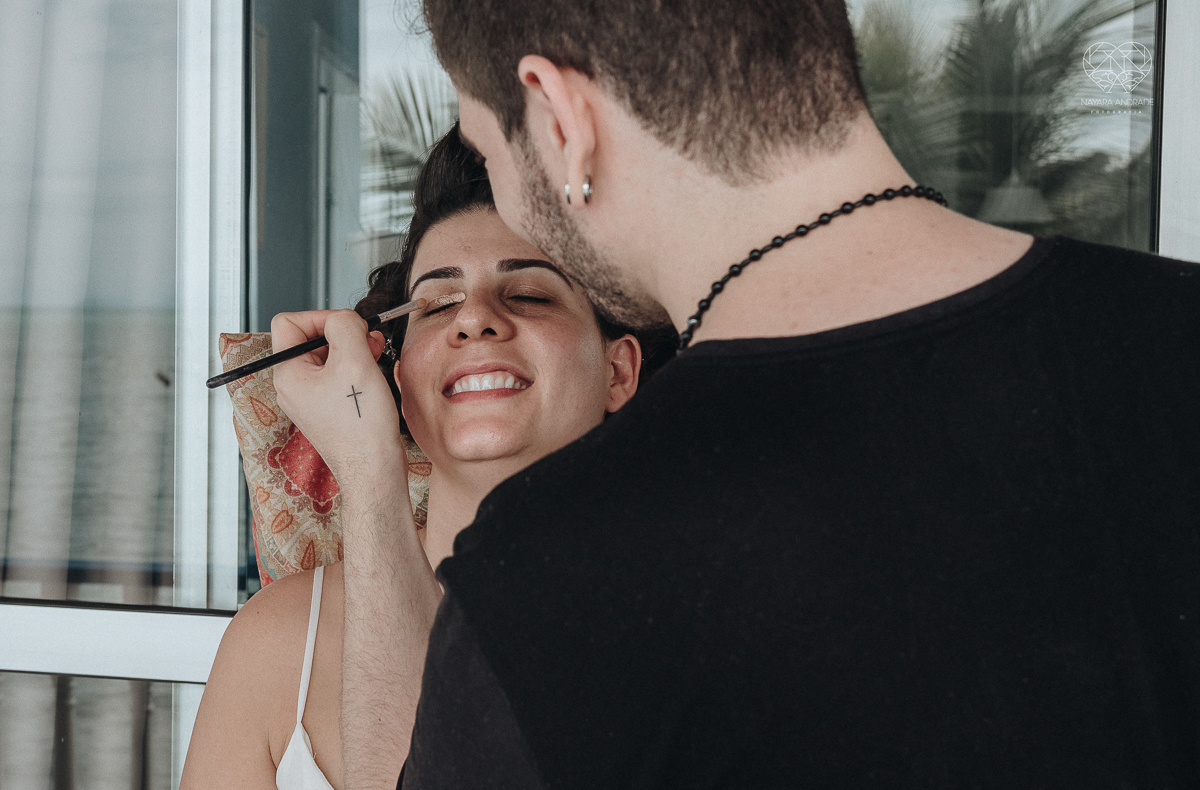 casamento feito em Paraty Rio de Janeiro pela fotografa premiada no brasil e no mundo nayara anrade fotografia casamento homoafetivo entre duas mulheres de vestido de noiva ao ar livre no fim de tarde casamento com noivas