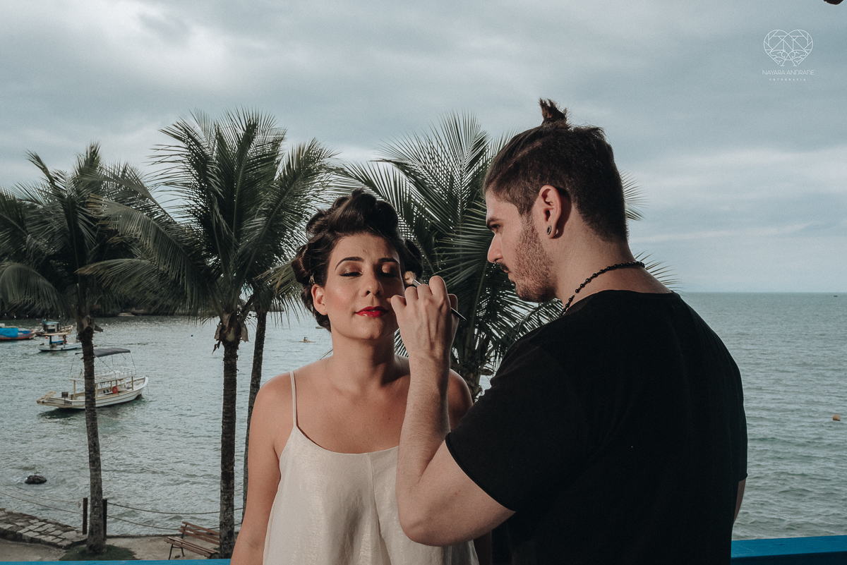 casamento feito em Paraty Rio de Janeiro pela fotografa premiada no brasil e no mundo nayara anrade fotografia casamento homoafetivo entre duas mulheres de vestido de noiva ao ar livre no fim de tarde casamento com noivas