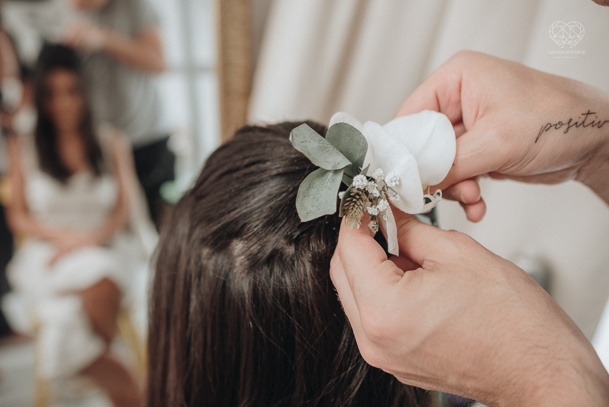 casamento feito em Paraty Rio de Janeiro pela fotografa premiada no brasil e no mundo nayara anrade fotografia casamento homoafetivo entre duas mulheres de vestido de noiva ao ar livre no fim de tarde casamento com noivas