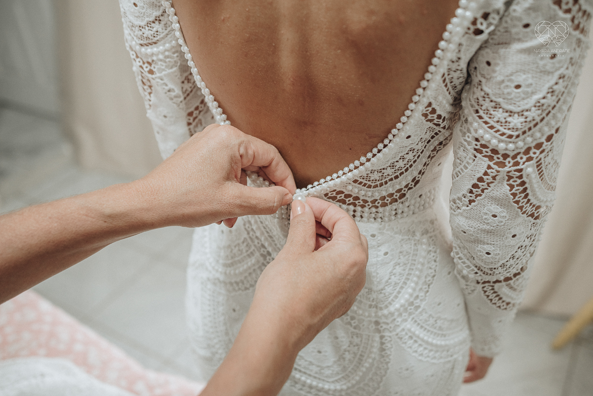 casamento feito em Paraty Rio de Janeiro pela fotografa premiada no brasil e no mundo nayara anrade fotografia casamento homoafetivo entre duas mulheres de vestido de noiva ao ar livre no fim de tarde casamento com noivas