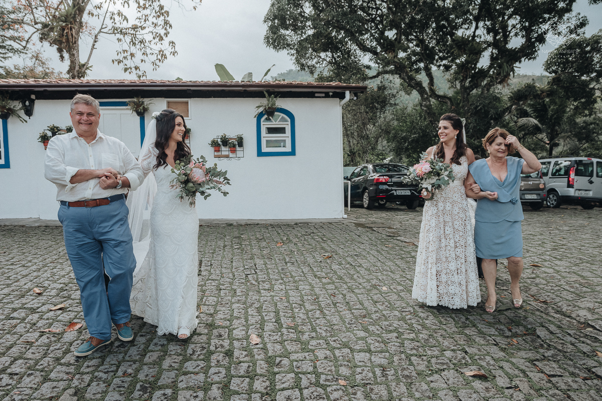 casamento feito em Paraty Rio de Janeiro pela fotografa premiada no brasil e no mundo nayara anrade fotografia casamento homoafetivo entre duas mulheres de vestido de noiva ao ar livre no fim de tarde casamento com noivas