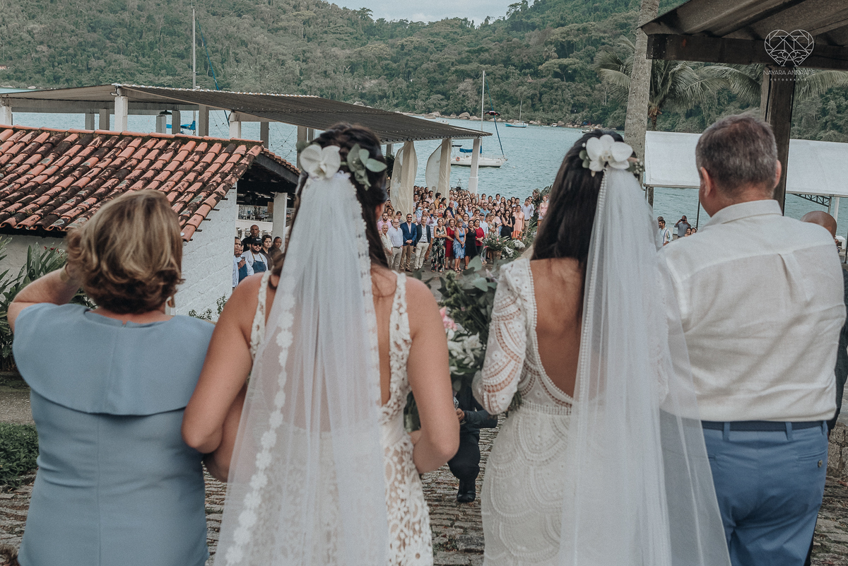 casamento feito em Paraty Rio de Janeiro pela fotografa premiada no brasil e no mundo nayara anrade fotografia casamento homoafetivo entre duas mulheres de vestido de noiva ao ar livre no fim de tarde casamento com noivas