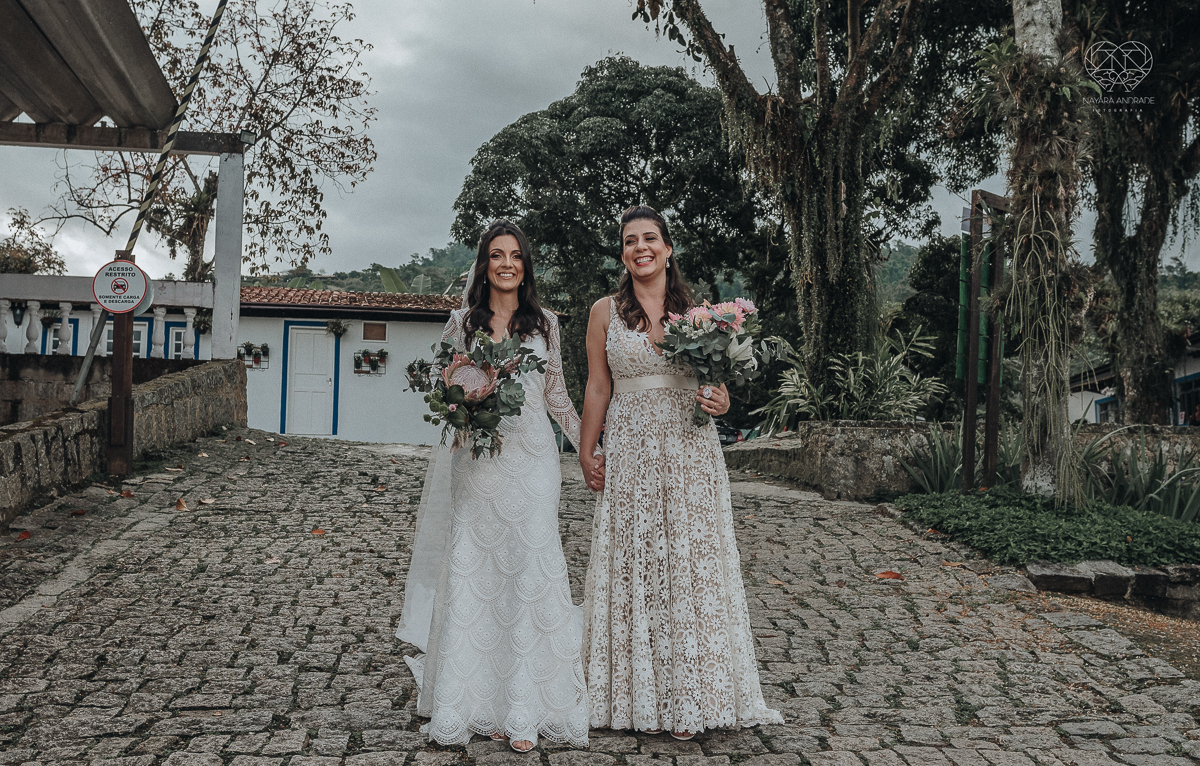 casamento feito em Paraty Rio de Janeiro pela fotografa premiada no brasil e no mundo nayara anrade fotografia casamento homoafetivo entre duas mulheres de vestido de noiva ao ar livre no fim de tarde casamento com noivas