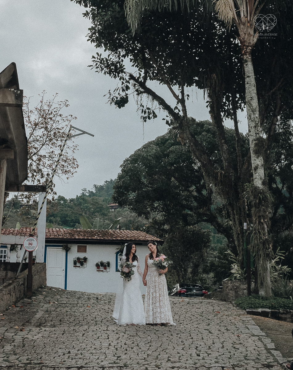 casamento feito em Paraty Rio de Janeiro pela fotografa premiada no brasil e no mundo nayara anrade fotografia casamento homoafetivo entre duas mulheres de vestido de noiva ao ar livre no fim de tarde casamento com noivas