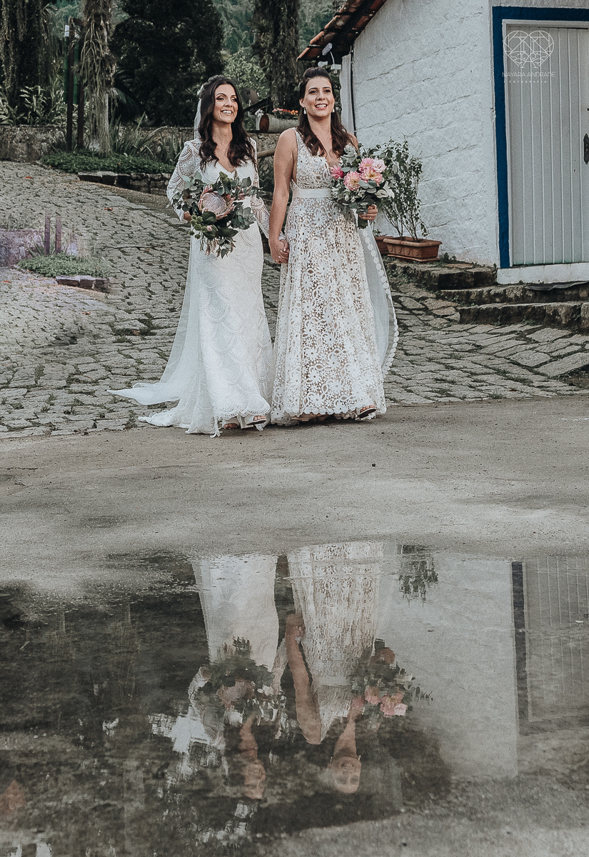 casamento feito em Paraty Rio de Janeiro pela fotografa premiada no brasil e no mundo nayara anrade fotografia casamento homoafetivo entre duas mulheres de vestido de noiva ao ar livre no fim de tarde casamento com noivas