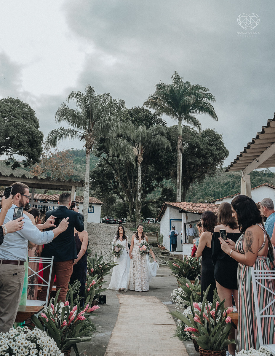 casamento feito em Paraty Rio de Janeiro pela fotografa premiada no brasil e no mundo nayara anrade fotografia casamento homoafetivo entre duas mulheres de vestido de noiva ao ar livre no fim de tarde casamento com noivas