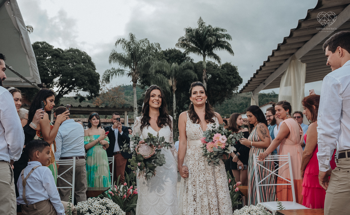 casamento feito em Paraty Rio de Janeiro pela fotografa premiada no brasil e no mundo nayara anrade fotografia casamento homoafetivo entre duas mulheres de vestido de noiva ao ar livre no fim de tarde casamento com noivas