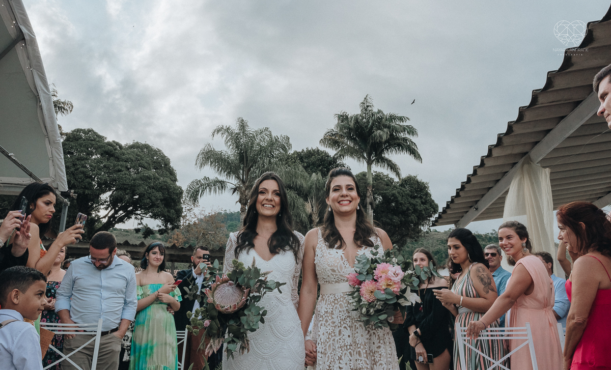 casamento feito em Paraty Rio de Janeiro pela fotografa premiada no brasil e no mundo nayara anrade fotografia casamento homoafetivo entre duas mulheres de vestido de noiva ao ar livre no fim de tarde casamento com noivas