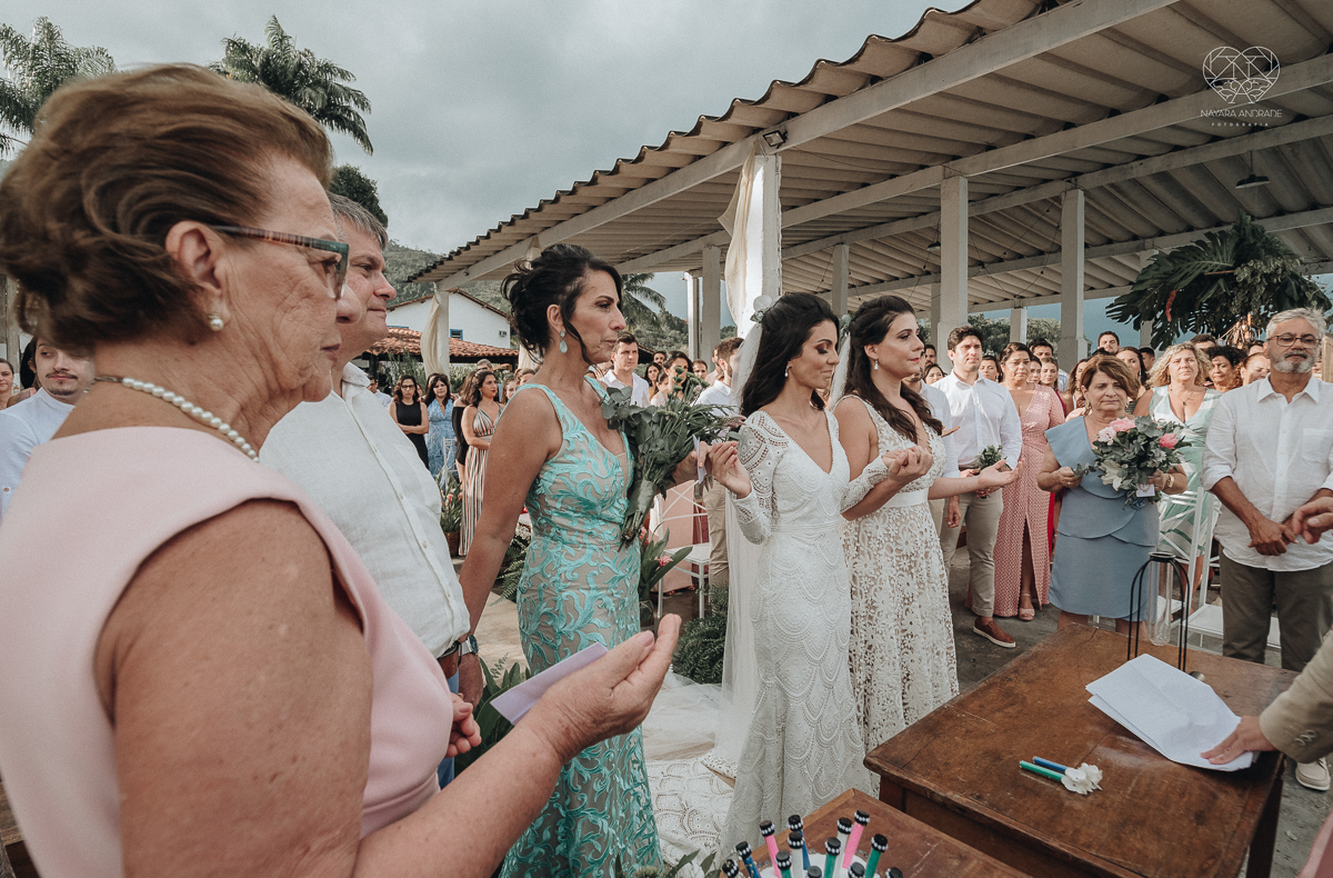 casamento feito em Paraty Rio de Janeiro pela fotografa premiada no brasil e no mundo nayara anrade fotografia casamento homoafetivo entre duas mulheres de vestido de noiva ao ar livre no fim de tarde casamento com noivas