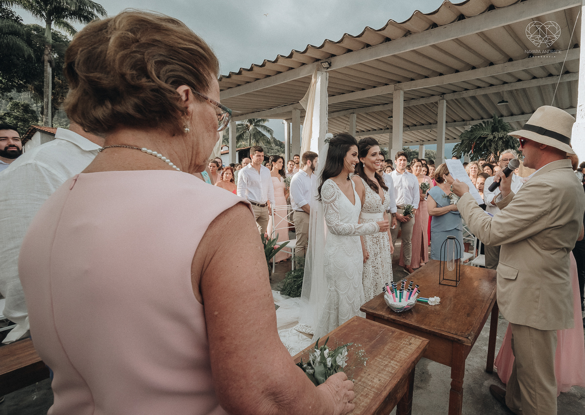 casamento feito em Paraty Rio de Janeiro pela fotografa premiada no brasil e no mundo nayara anrade fotografia casamento homoafetivo entre duas mulheres de vestido de noiva ao ar livre no fim de tarde casamento com noivas