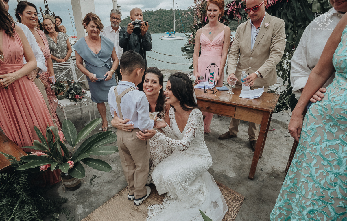 casamento feito em Paraty Rio de Janeiro pela fotografa premiada no brasil e no mundo nayara anrade fotografia casamento homoafetivo entre duas mulheres de vestido de noiva ao ar livre no fim de tarde casamento com noivas