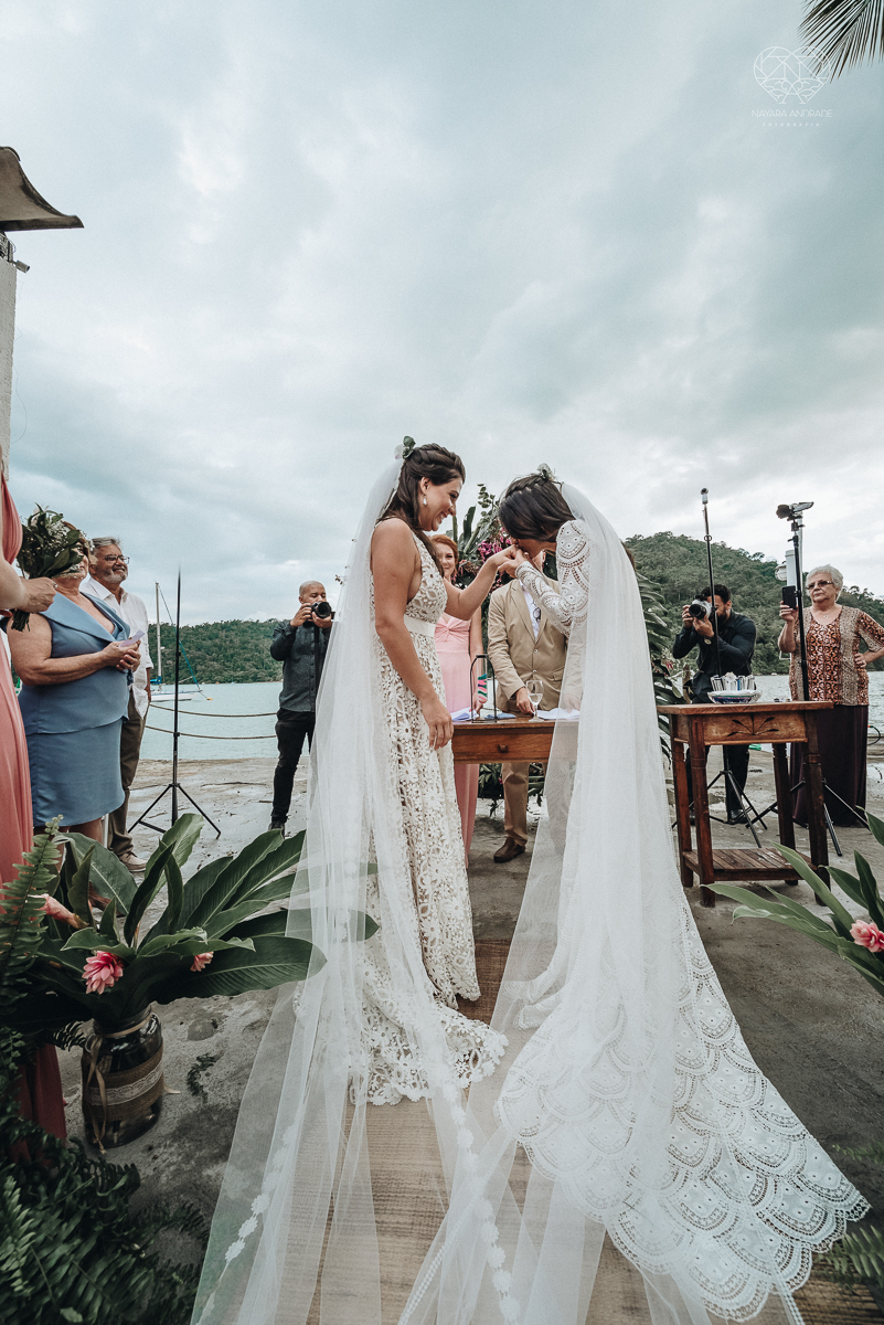 casamento feito em Paraty Rio de Janeiro pela fotografa premiada no brasil e no mundo nayara anrade fotografia casamento homoafetivo entre duas mulheres de vestido de noiva ao ar livre no fim de tarde casamento com noivas