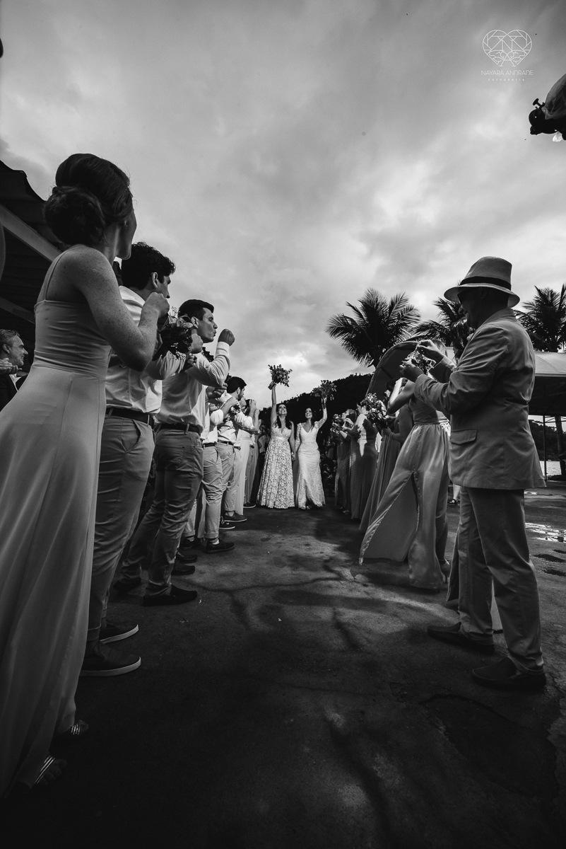 casamento feito em Paraty Rio de Janeiro pela fotografa premiada no brasil e no mundo nayara anrade fotografia casamento homoafetivo entre duas mulheres de vestido de noiva ao ar livre no fim de tarde casamento com noivas
