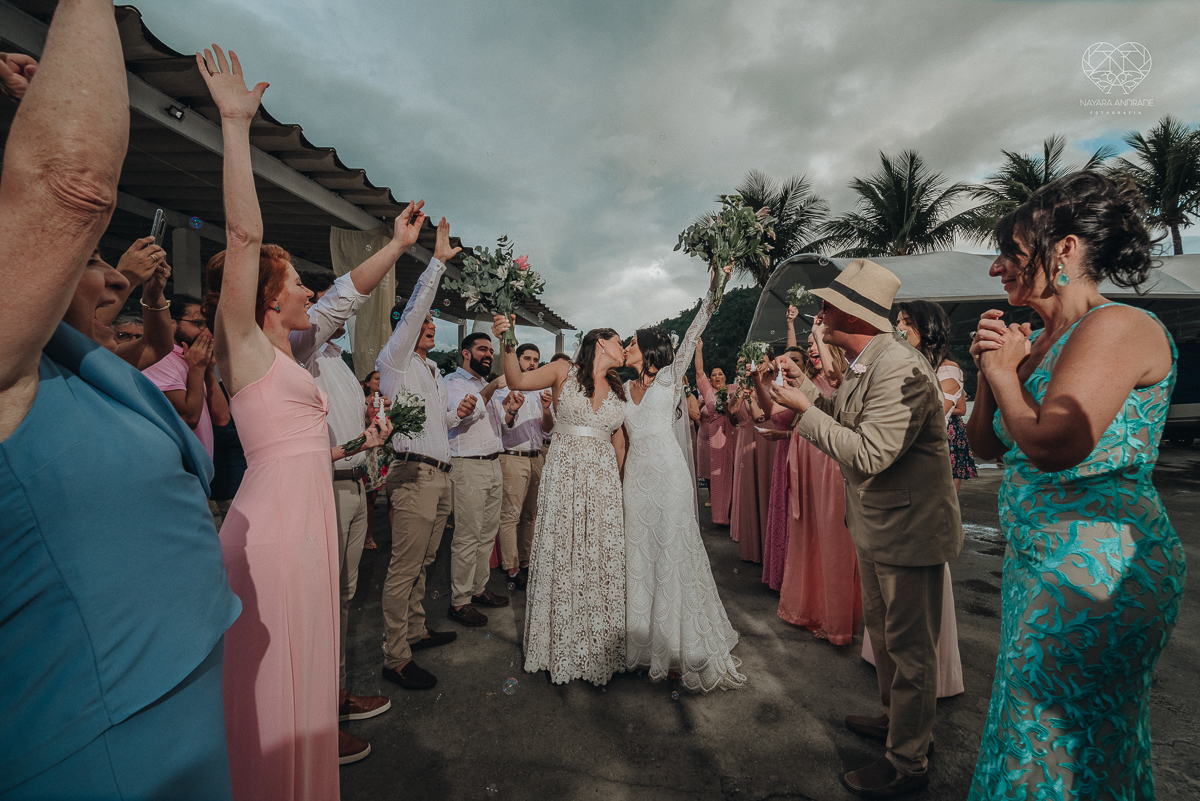 casamento feito em Paraty Rio de Janeiro pela fotografa premiada no brasil e no mundo nayara anrade fotografia casamento homoafetivo entre duas mulheres de vestido de noiva ao ar livre no fim de tarde casamento com noivas