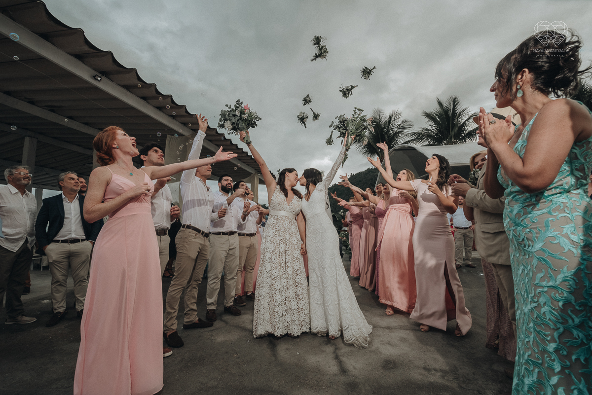 casamento feito em Paraty Rio de Janeiro pela fotografa premiada no brasil e no mundo nayara anrade fotografia casamento homoafetivo entre duas mulheres de vestido de noiva ao ar livre no fim de tarde casamento com noivas