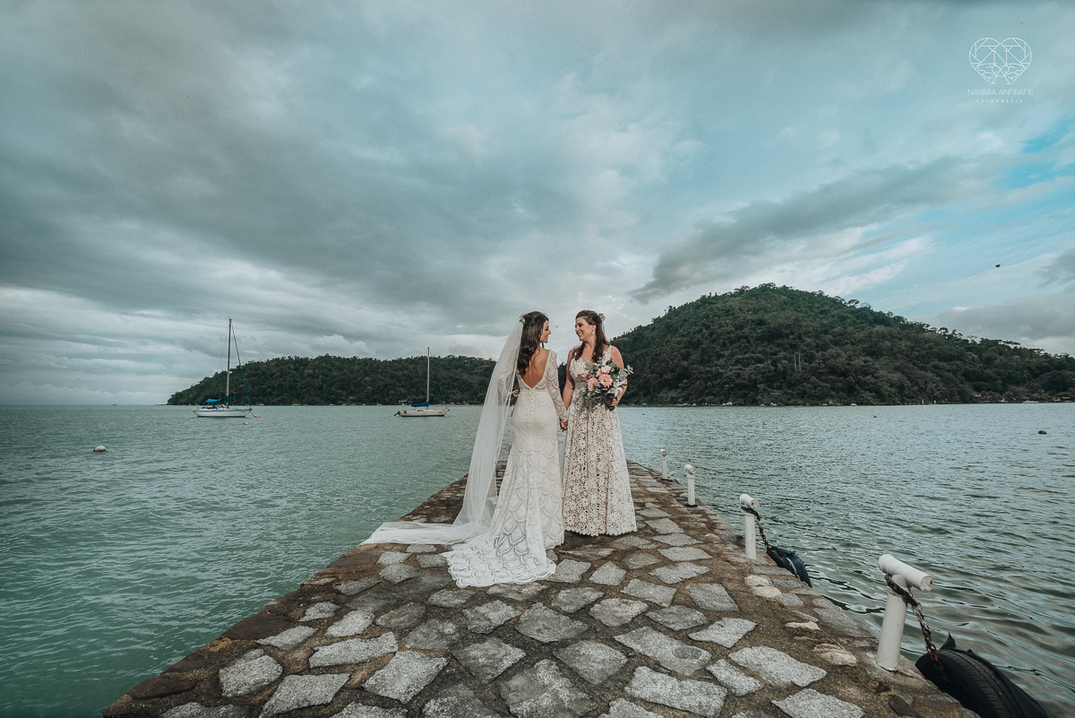 casamento feito em Paraty Rio de Janeiro pela fotografa premiada no brasil e no mundo nayara anrade fotografia casamento homoafetivo entre duas mulheres de vestido de noiva ao ar livre no fim de tarde casamento com noivas