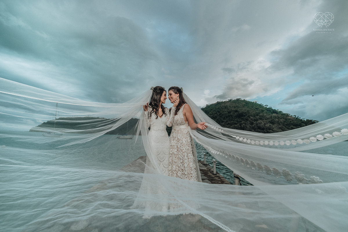 casamento feito em Paraty Rio de Janeiro pela fotografa premiada no brasil e no mundo nayara anrade fotografia casamento homoafetivo entre duas mulheres de vestido de noiva ao ar livre no fim de tarde casamento com noivas