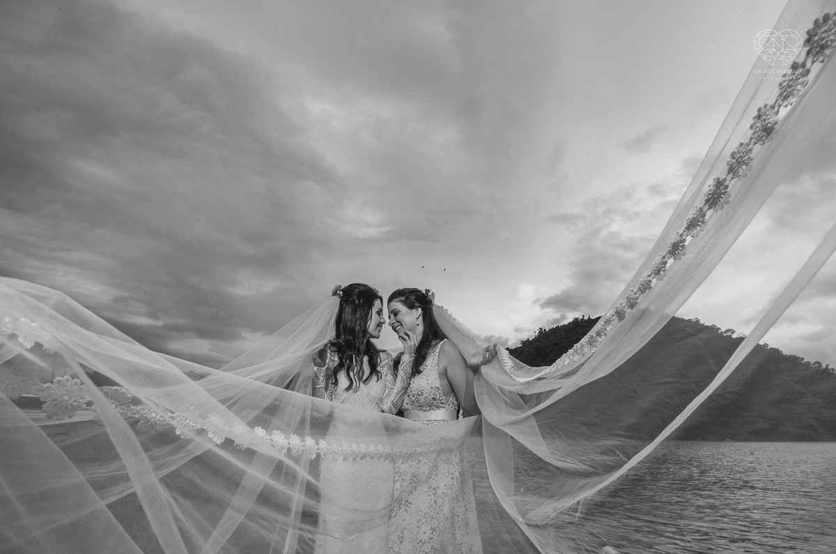 casamento feito em Paraty Rio de Janeiro pela fotografa premiada no brasil e no mundo nayara anrade fotografia casamento homoafetivo entre duas mulheres de vestido de noiva ao ar livre no fim de tarde casamento com noivas