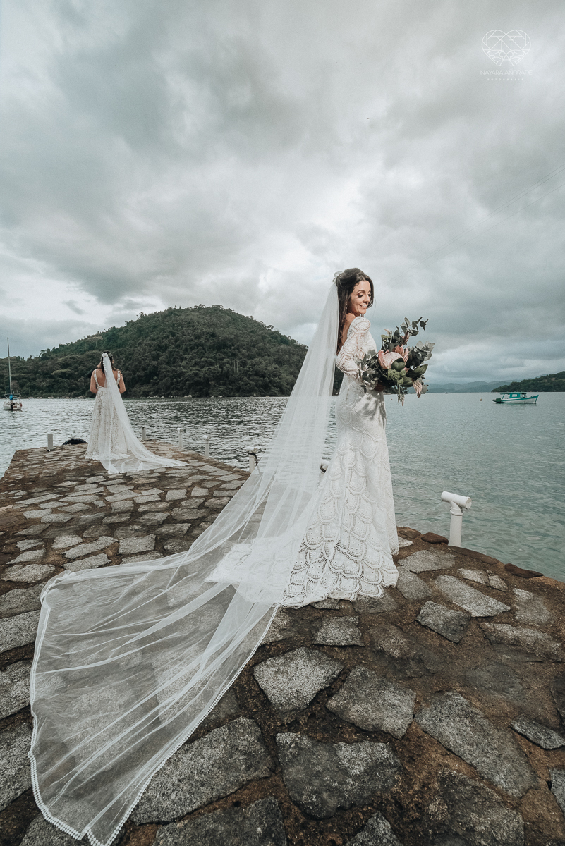 casamento feito em Paraty Rio de Janeiro pela fotografa premiada no brasil e no mundo nayara anrade fotografia casamento homoafetivo entre duas mulheres de vestido de noiva ao ar livre no fim de tarde casamento com noivas