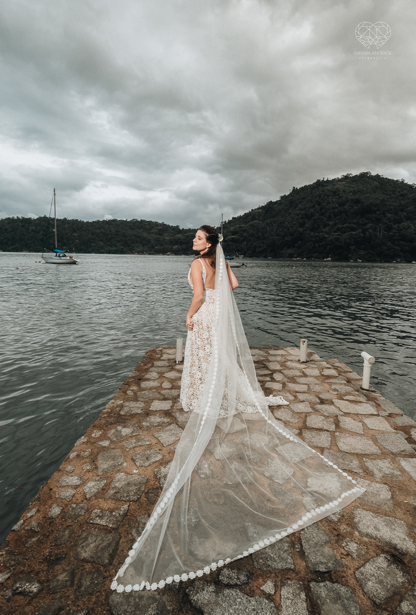casamento feito em Paraty Rio de Janeiro pela fotografa premiada no brasil e no mundo nayara anrade fotografia casamento homoafetivo entre duas mulheres de vestido de noiva ao ar livre no fim de tarde casamento com noivas