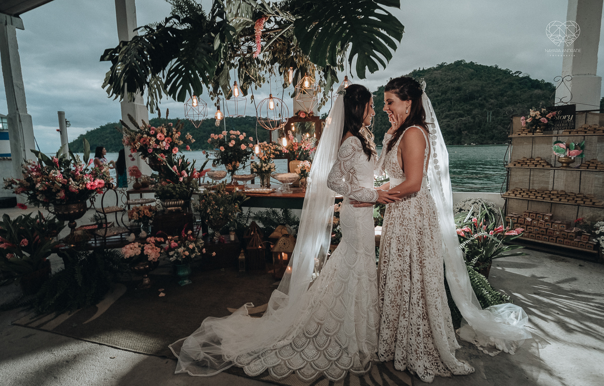 casamento feito em Paraty Rio de Janeiro pela fotografa premiada no brasil e no mundo nayara anrade fotografia casamento homoafetivo entre duas mulheres de vestido de noiva ao ar livre no fim de tarde casamento com noivas