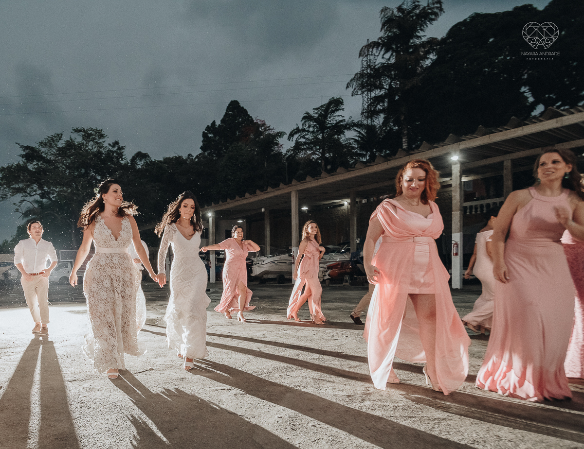 casamento feito em Paraty Rio de Janeiro pela fotografa premiada no brasil e no mundo nayara anrade fotografia casamento homoafetivo entre duas mulheres de vestido de noiva ao ar livre no fim de tarde casamento com noivas
