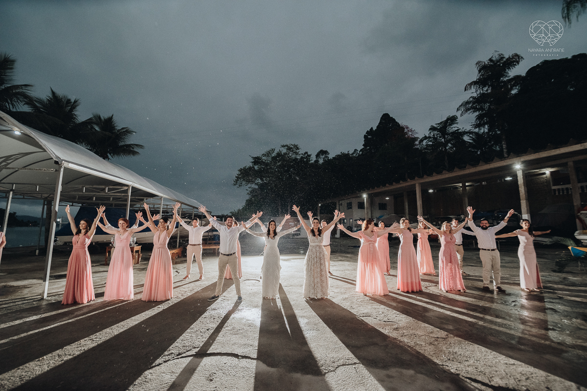 casamento feito em Paraty Rio de Janeiro pela fotografa premiada no brasil e no mundo nayara anrade fotografia casamento homoafetivo entre duas mulheres de vestido de noiva ao ar livre no fim de tarde casamento com noivas