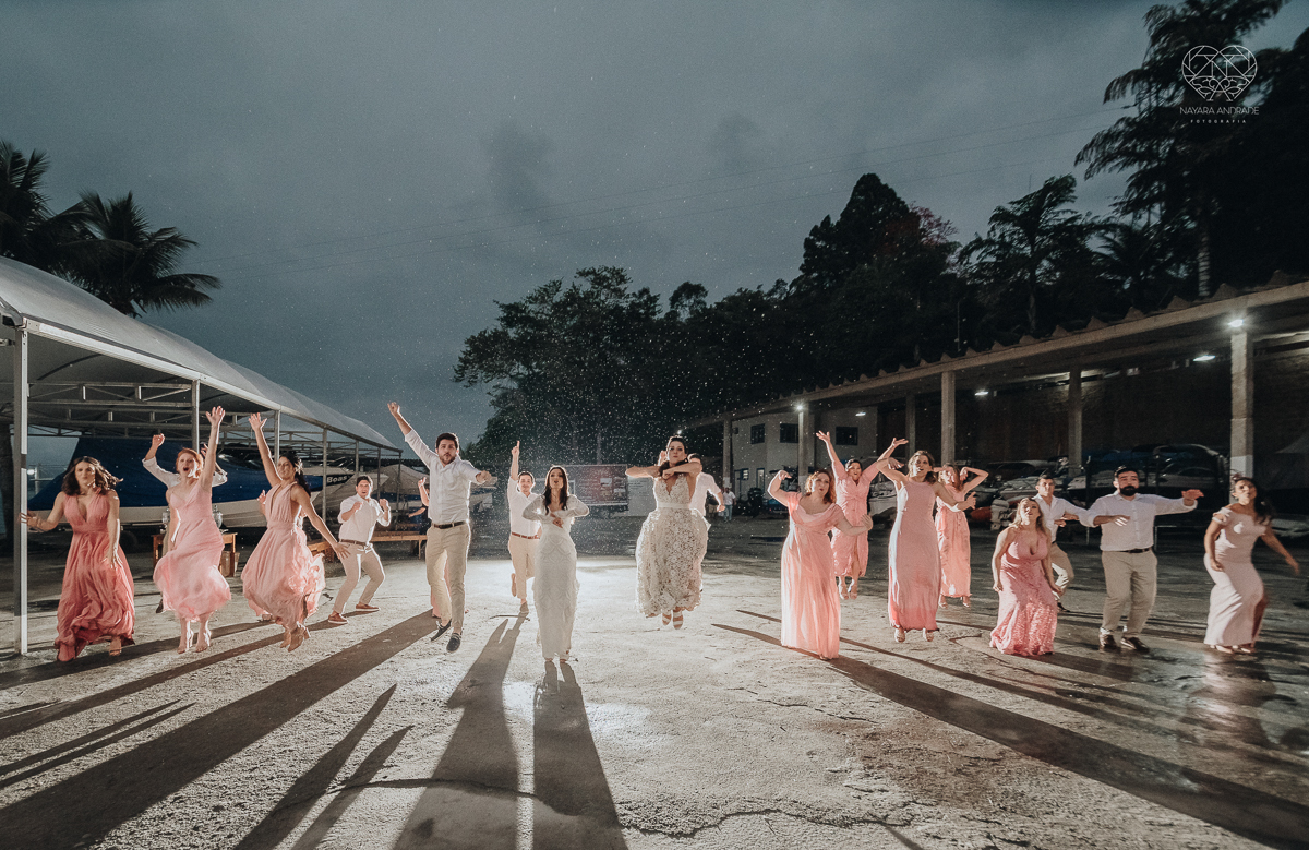 casamento feito em Paraty Rio de Janeiro pela fotografa premiada no brasil e no mundo nayara anrade fotografia casamento homoafetivo entre duas mulheres de vestido de noiva ao ar livre no fim de tarde casamento com noivas