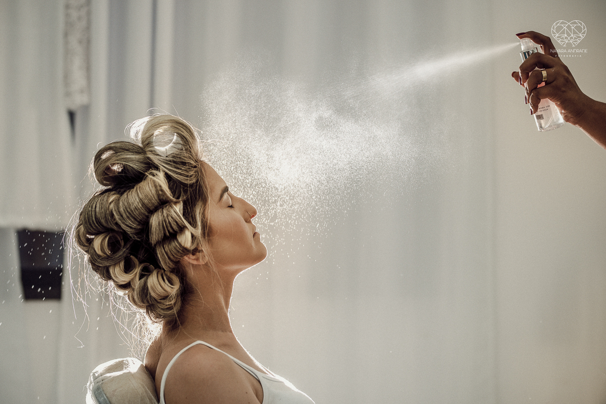 noiva linda e classica casamento de dia em um casamento ao ar livre making of de cabelo e maquiagem