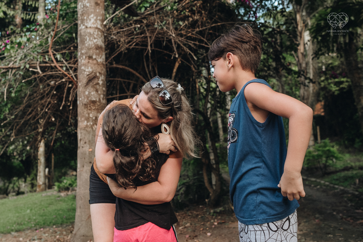 ensaio familia lifestyle brincando de mangueira no quintal de casa com o papai crianças e o cachorro fotografado pela fotografa premiada nayara andrade nayara andrade fotografia
