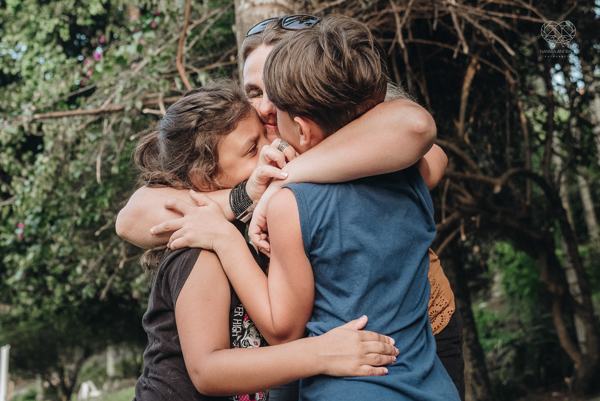 ensaio familia lifestyle brincando de mangueira no quintal de casa com o papai crianças e o cachorro fotografado pela fotografa premiada nayara andrade nayara andrade fotografia