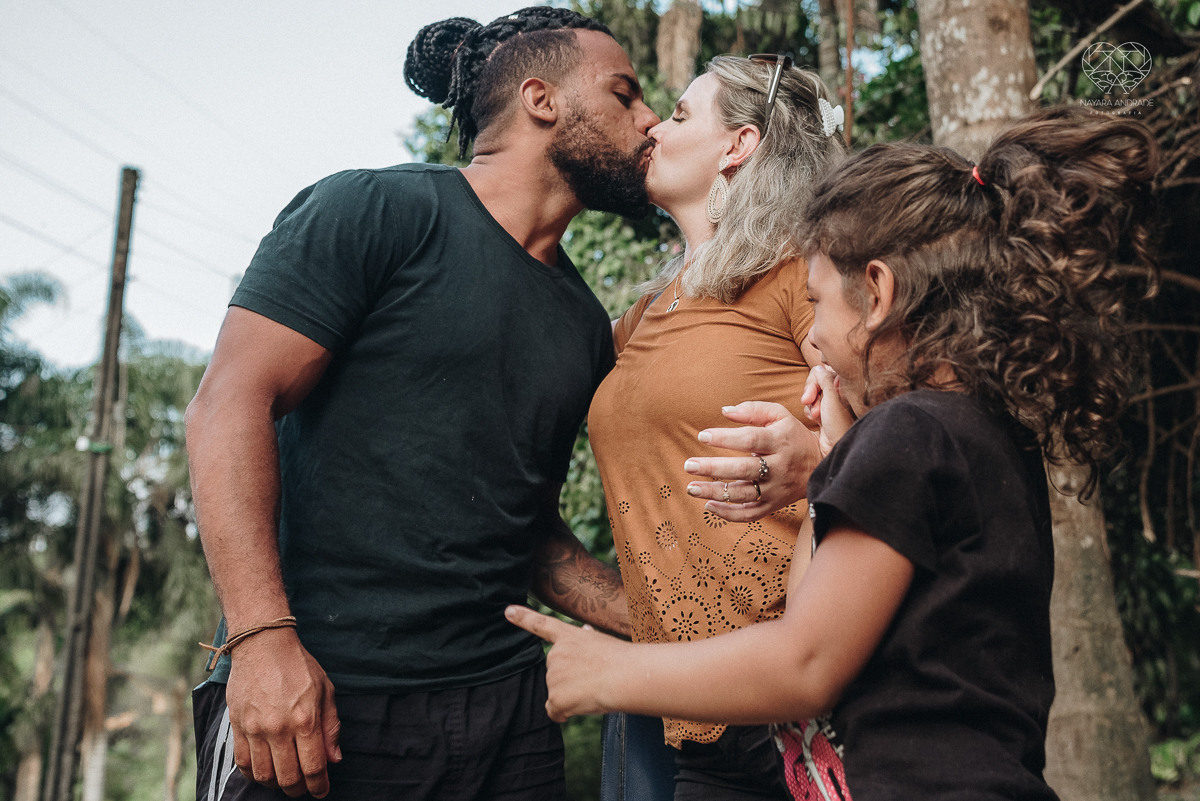 ensaio familia lifestyle brincando de mangueira no quintal de casa com o papai crianças e o cachorro fotografado pela fotografa premiada nayara andrade nayara andrade fotografia