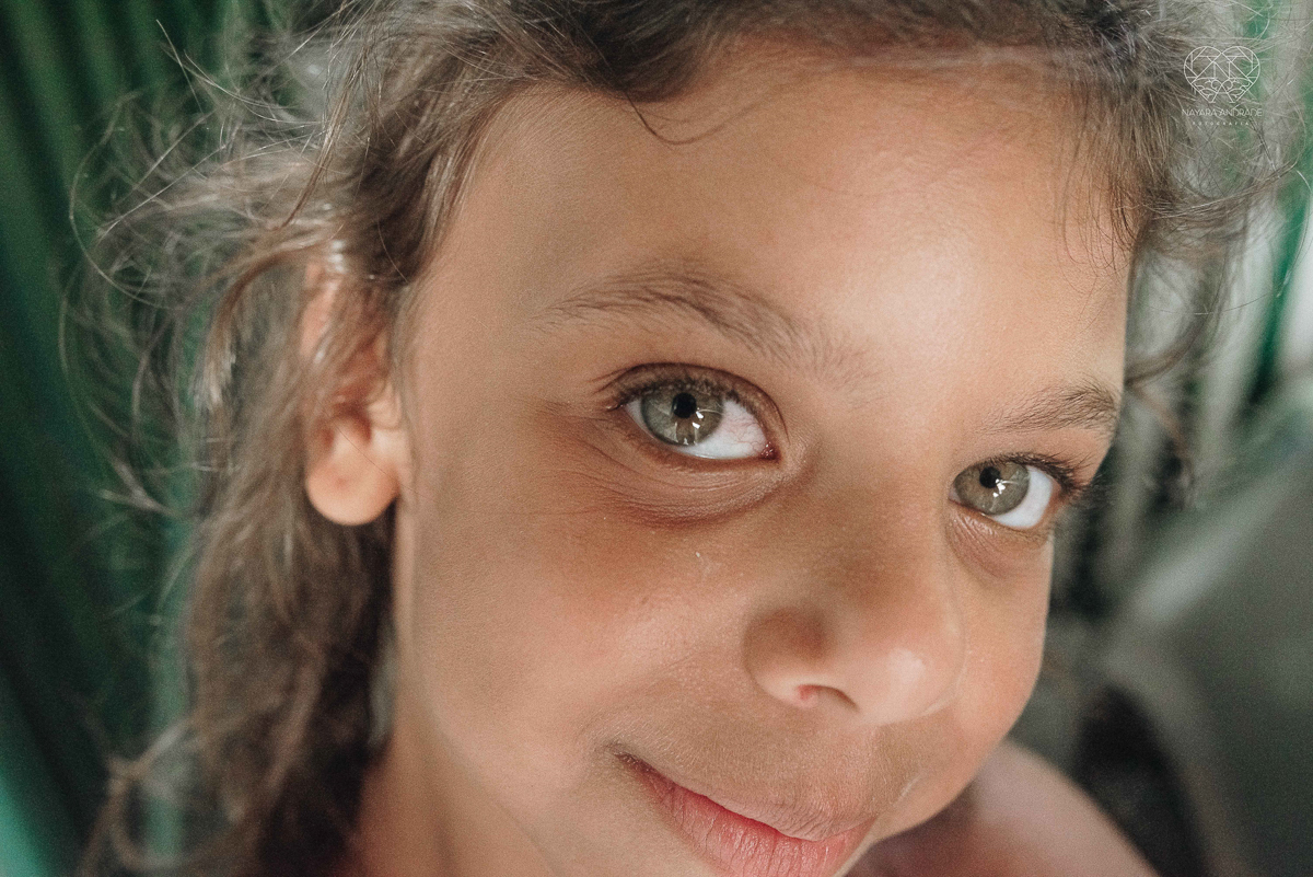 ensaio familia lifestyle brincando de mangueira no quintal de casa com o papai crianças e o cachorro fotografado pela fotografa premiada nayara andrade nayara andrade fotografia