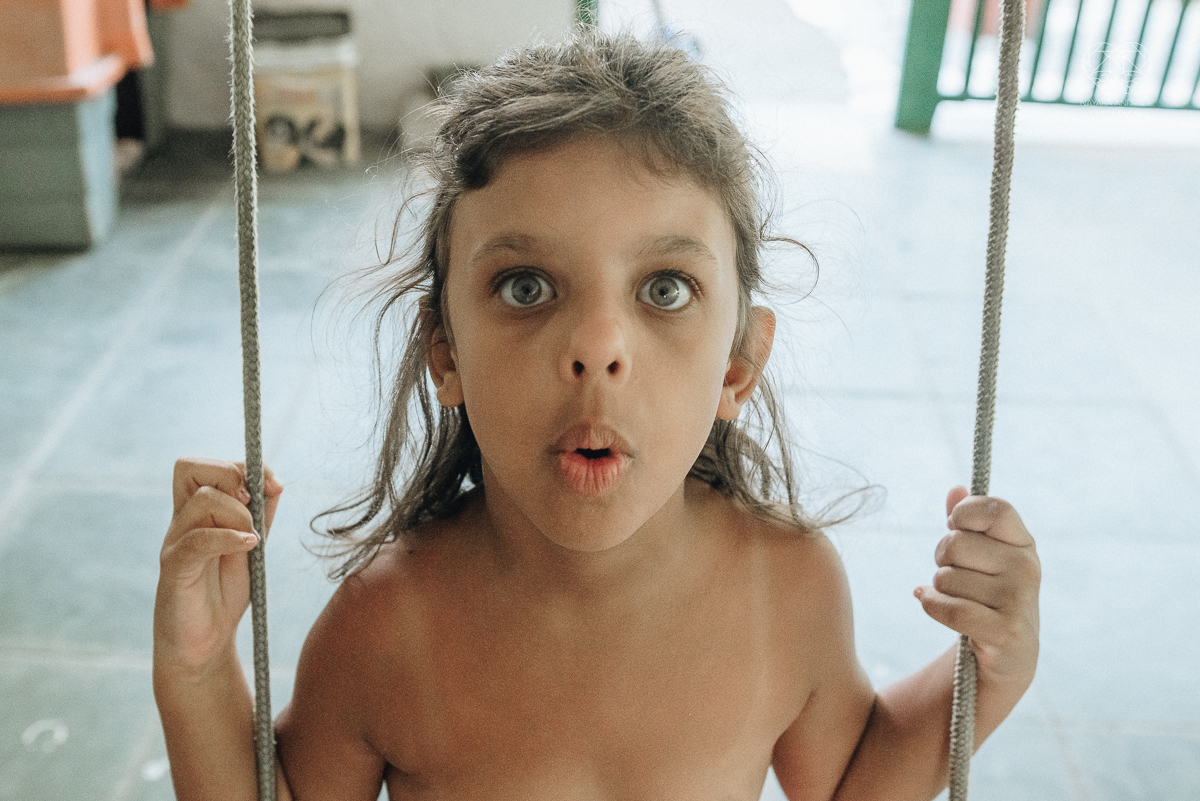 ensaio familia lifestyle brincando de mangueira no quintal de casa com o papai crianças e o cachorro fotografado pela fotografa premiada nayara andrade nayara andrade fotografia