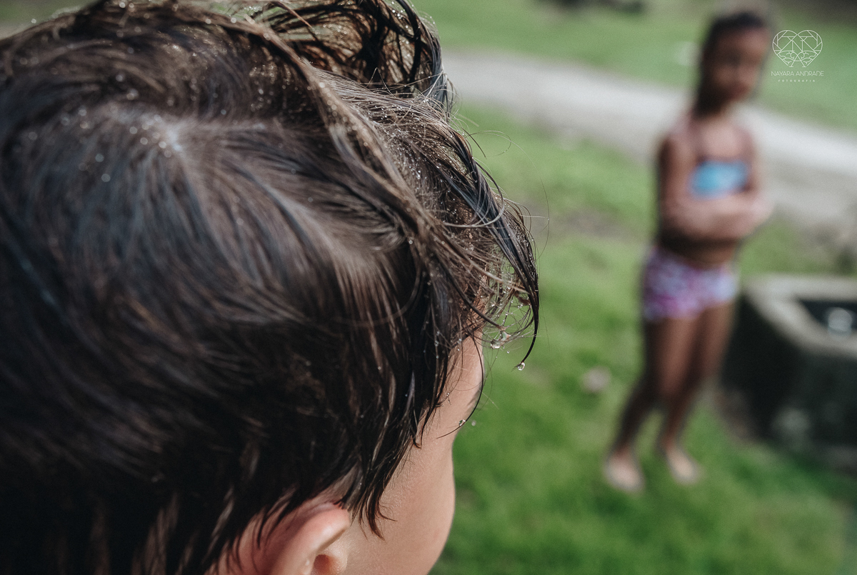 ensaio familia lifestyle brincando de mangueira no quintal de casa com o papai crianças e o cachorro fotografado pela fotografa premiada nayara andrade nayara andrade fotografia