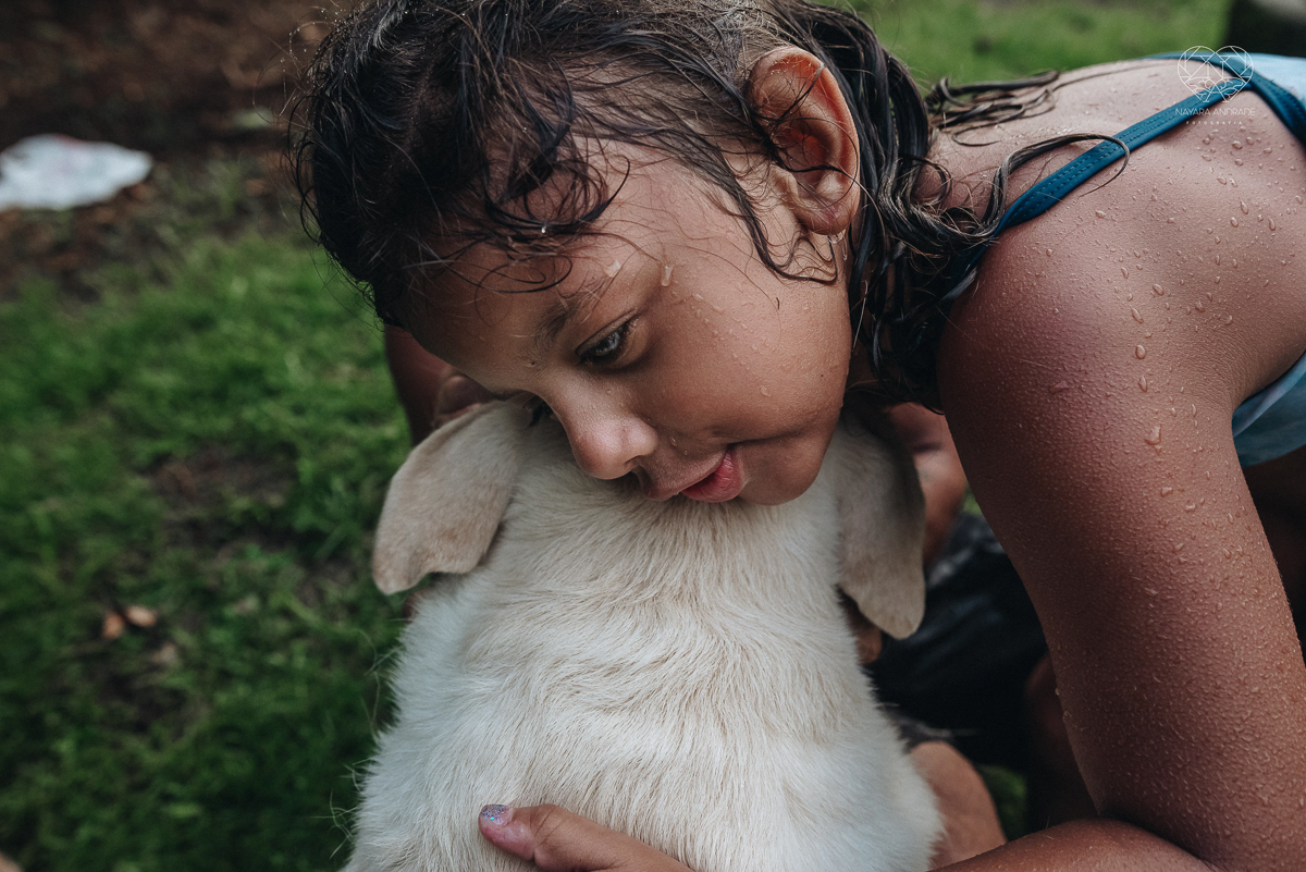 ensaio familia lifestyle brincando de mangueira no quintal de casa com o papai crianças e o cachorro fotografado pela fotografa premiada nayara andrade nayara andrade fotografia