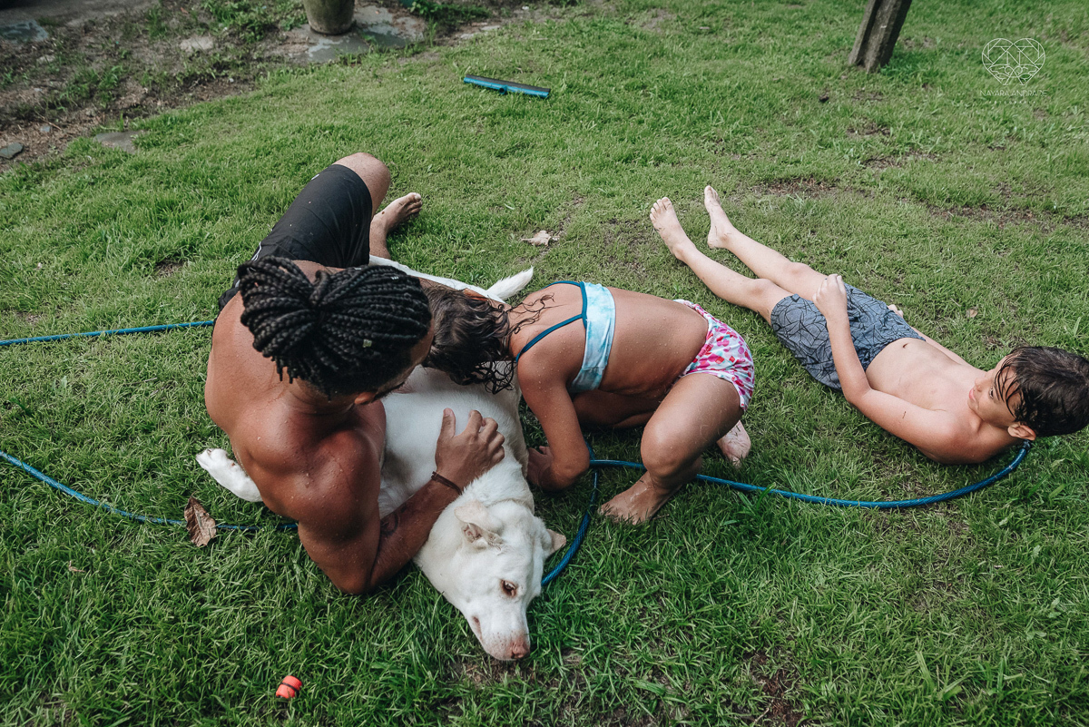 ensaio familia lifestyle brincando de mangueira no quintal de casa com o papai crianças e o cachorro fotografado pela fotografa premiada nayara andrade nayara andrade fotografia