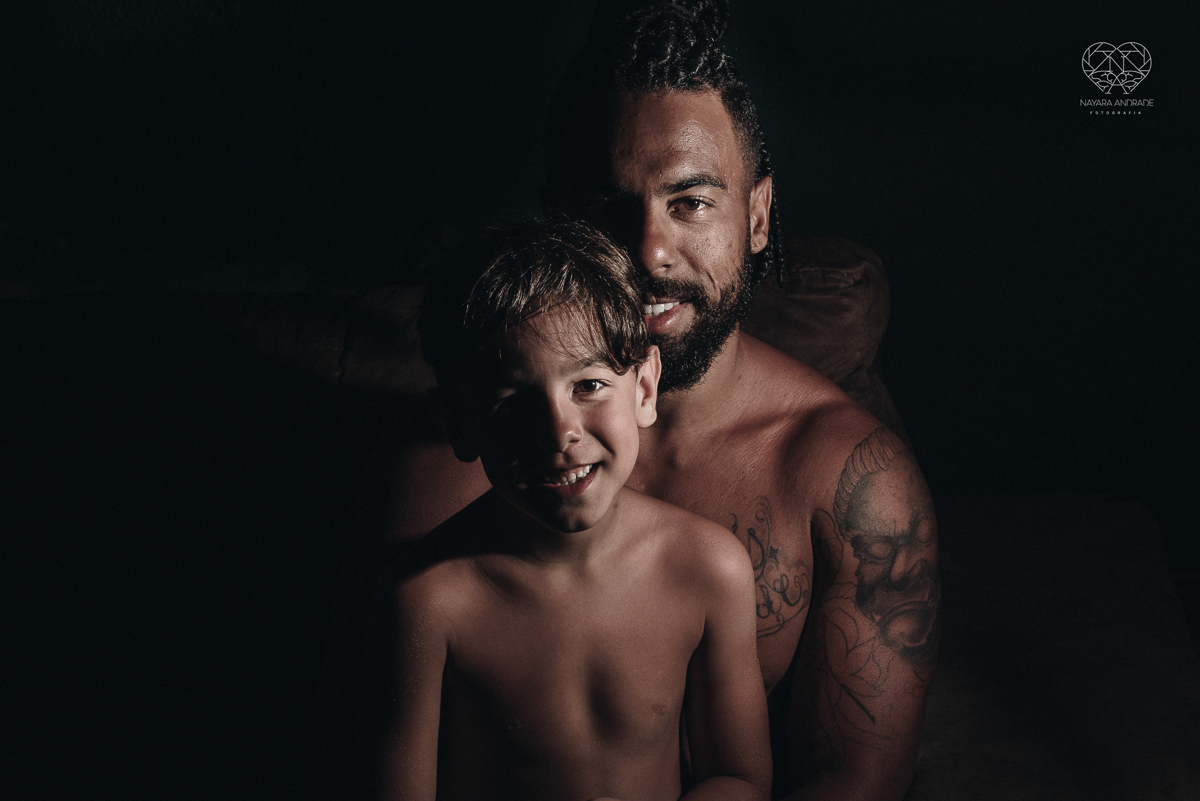 ensaio familia lifestyle brincando de mangueira no quintal de casa com o papai crianças e o cachorro fotografado pela fotografa premiada nayara andrade nayara andrade fotografia