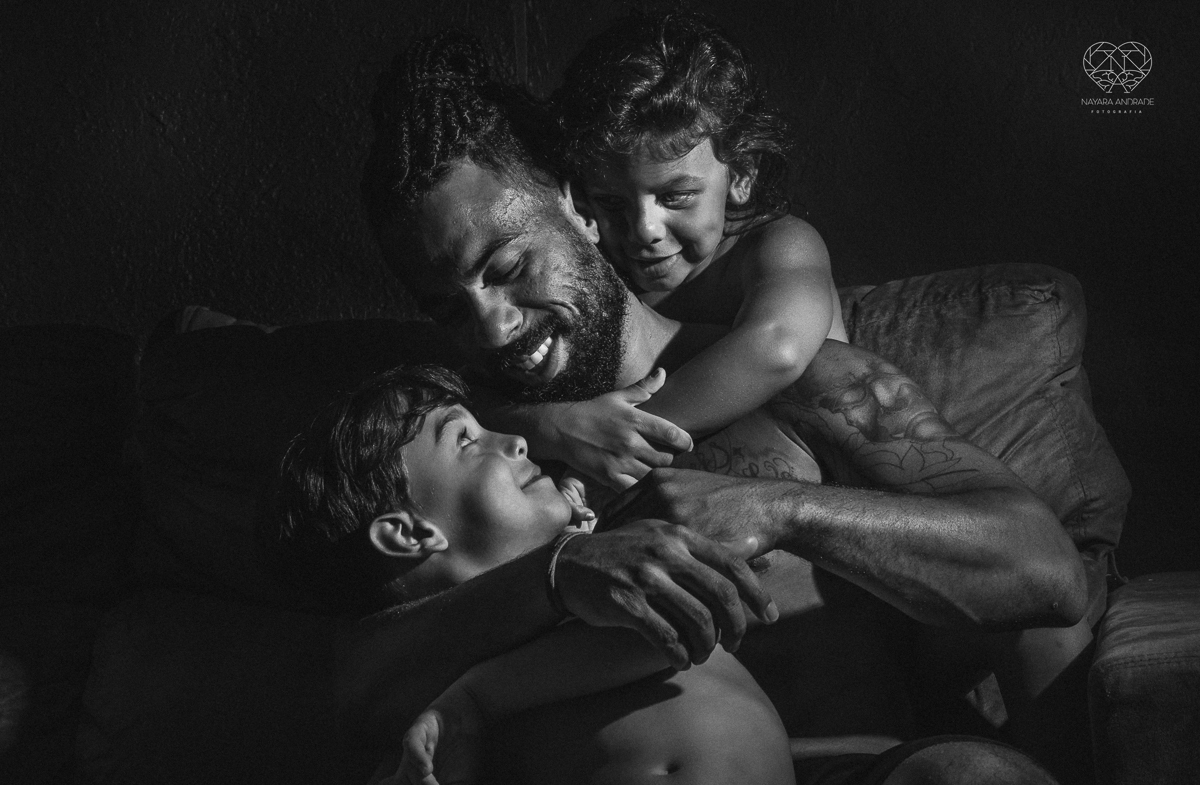 ensaio familia lifestyle brincando de mangueira no quintal de casa com o papai crianças e o cachorro fotografado pela fotografa premiada nayara andrade nayara andrade fotografia